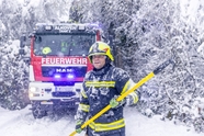 冬季树林消防车消防员摄影图片