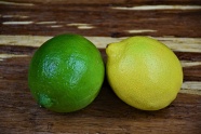 两个绿色柠檬水果图片