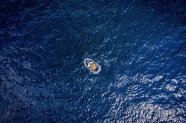 海上孤舟图片