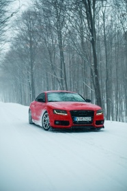 冬季雪地红色汽车图片