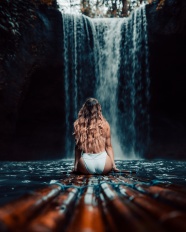 山水瀑布美女人体艺术摄影