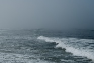 雾气笼罩大海图片