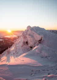 冬季雪山日出图片