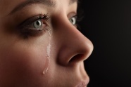 女生伤感流泪图片