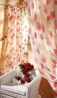 花饰窗帘与圈椅玫瑰花图片