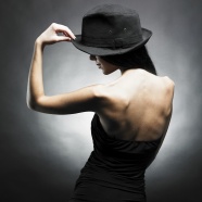 戴帽裸肩美女图片