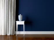 蓝色墙壁与瓷器幕帘图片