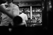 酒吧黑白场景图片