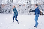 下雪打雪仗的情侣图片