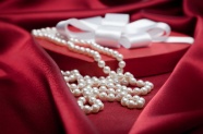 珍珠项链与爱心礼物图片