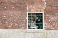 红色砖墙与窗户图片
