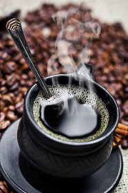 盛满咖啡的黑色咖啡杯图片