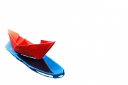 蓝色水滴纸船背景图片