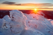 冬日暖阳雪山图片