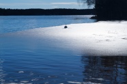结冰的湖泊图片