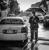 雨中撑伞黑白图片