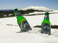 雪地啤酒广告图片