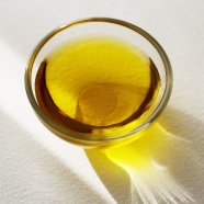 黄色透明橄榄油图片