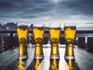 四杯啤酒图片