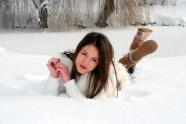 趴在雪地上的美女图片