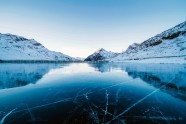 瑞士冰冻湖泊图片