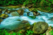 山间溪流风景图片