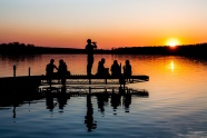 湖边黄昏人物剪影图片