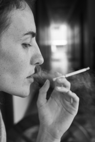 非主流伤感女人抽烟图片