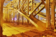 黄色钢铁桥梁图片