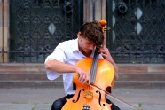 大提琴音乐家独奏图片