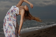 海边舞蹈美女图片