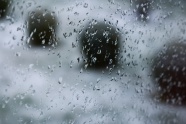 窗玻璃雨滴背景图片