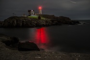 海岸灯塔夜景图片