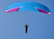蓝色滑翔伞降落图片