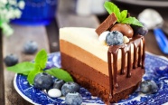 蓝莓巧克力味蛋糕图片