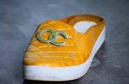 黄色香奈儿品牌鞋图片