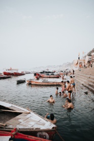 夏日河岸游泳图片