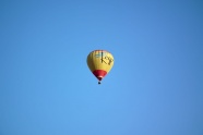 天空飞的热气球图片