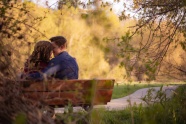 公园浪漫情侣接吻图片