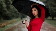雨中的美女打伞图片