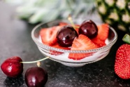 草莓樱桃水果酸奶图片