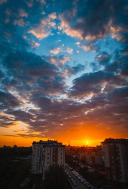 城市落日夕阳余晖图片