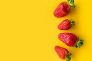 鲜草莓黄色背景图片