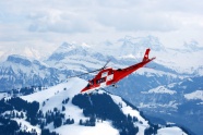 雪山上飞行飞机图片