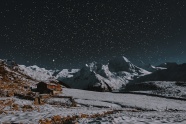 夜晚雪山上的星空图片
