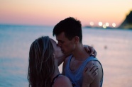 浪漫情侣海边接吻图片