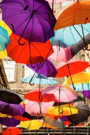 五彩缤纷雨伞天幕图片 