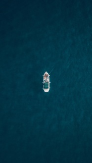 轮船海上航行图片
