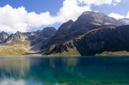 阿尔卑斯山湖泊图片