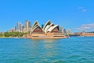 蓝天下悉尼歌剧院图片
